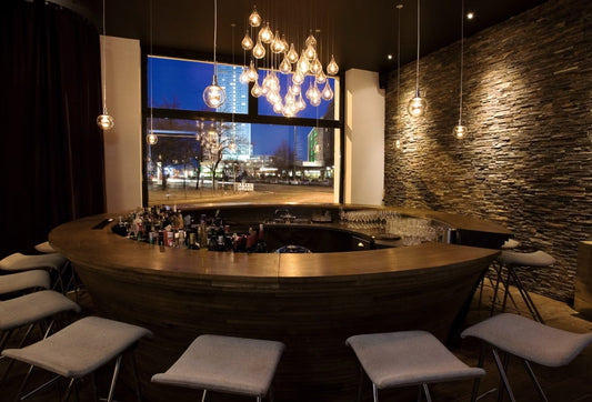 Bar The Lodge Berlin-Mitte – Produktion und Lieferung/Montage massiver Barmöblierung sowie Beleuchtung und Wandverkleidung