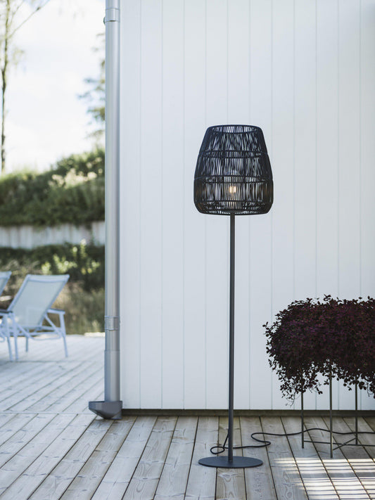 Outdoor Stehlampe Agnar wetterfester schwarzer Rattanschirm 154 cm