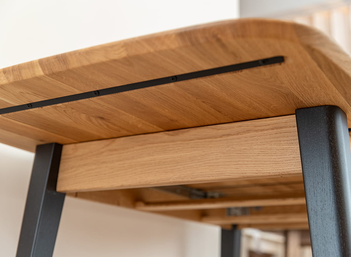 Orbetello Esstisch Eiche ausziehbar 120–165 cm - Massivholz & modernes Design mit schwarzen Tischbeinen