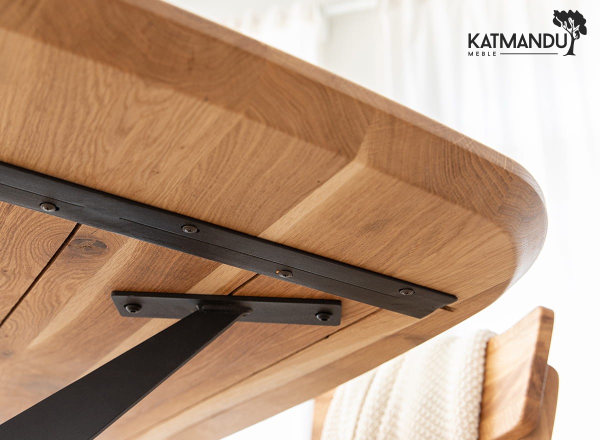 Ovaler Massivholz Eichen Esstisch Sistina mit schwarzen Metallbeinen 200x100 cm