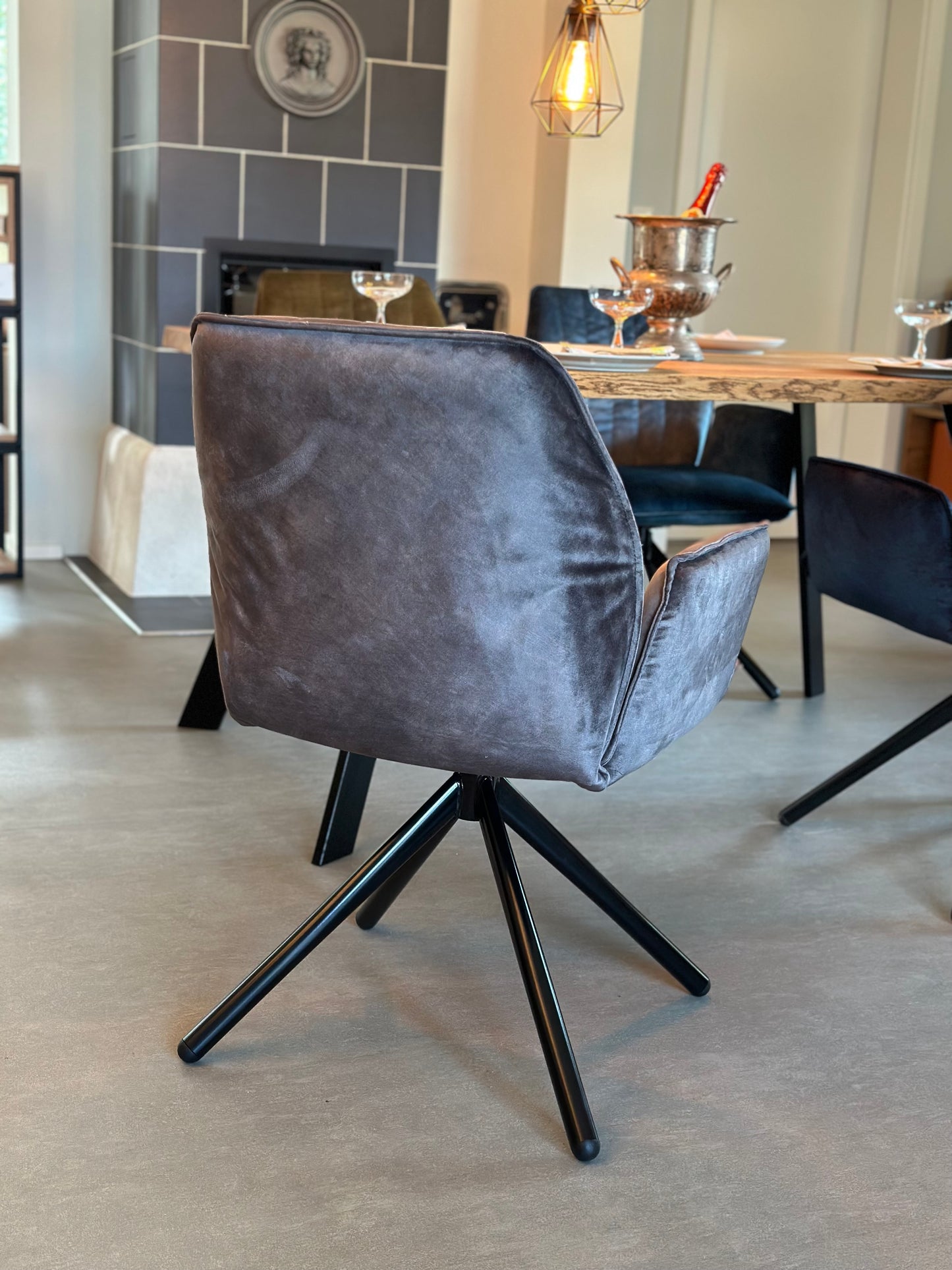 City Monolith Esszimmerstuhl – Drehbarer Samt-Stuhlsessel mit Armlehnen & Rückholfunktion - Bild 26