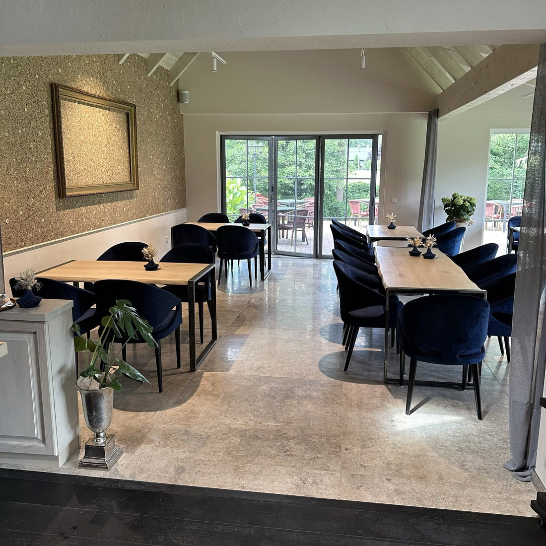 Speisenkammer Burg – Produktion und Lieferung von Stühlen