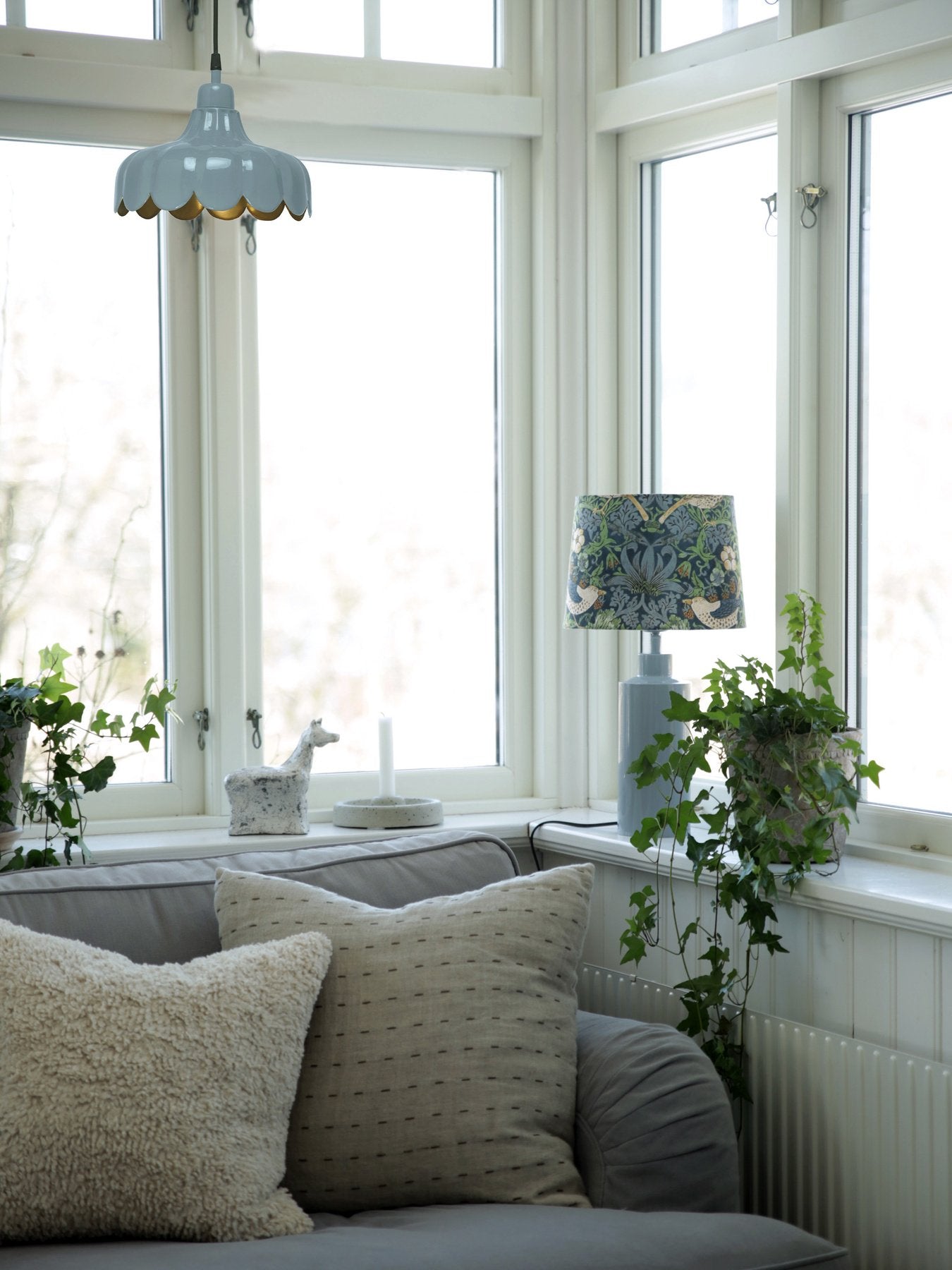 PR Home Wells Hängelampe 24 cm aus Metall mit Goldener Innenseite  – Hochwertige Fenster Pendelleuchte in 7 Farben