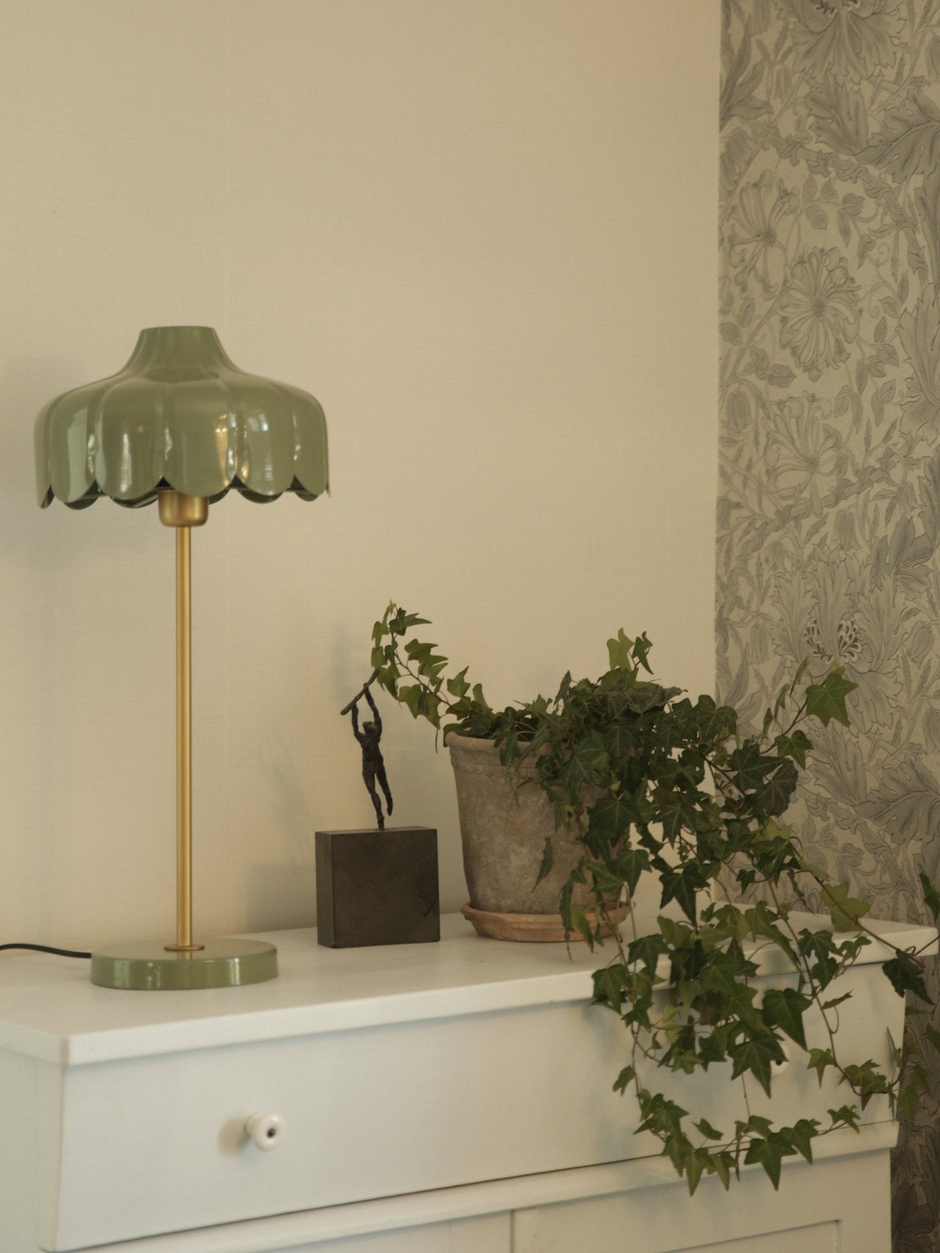 PR Home Wells Tischlampe 24cm – goldene Innenseite, in 7 Farben erhältlich, 50cm hoch