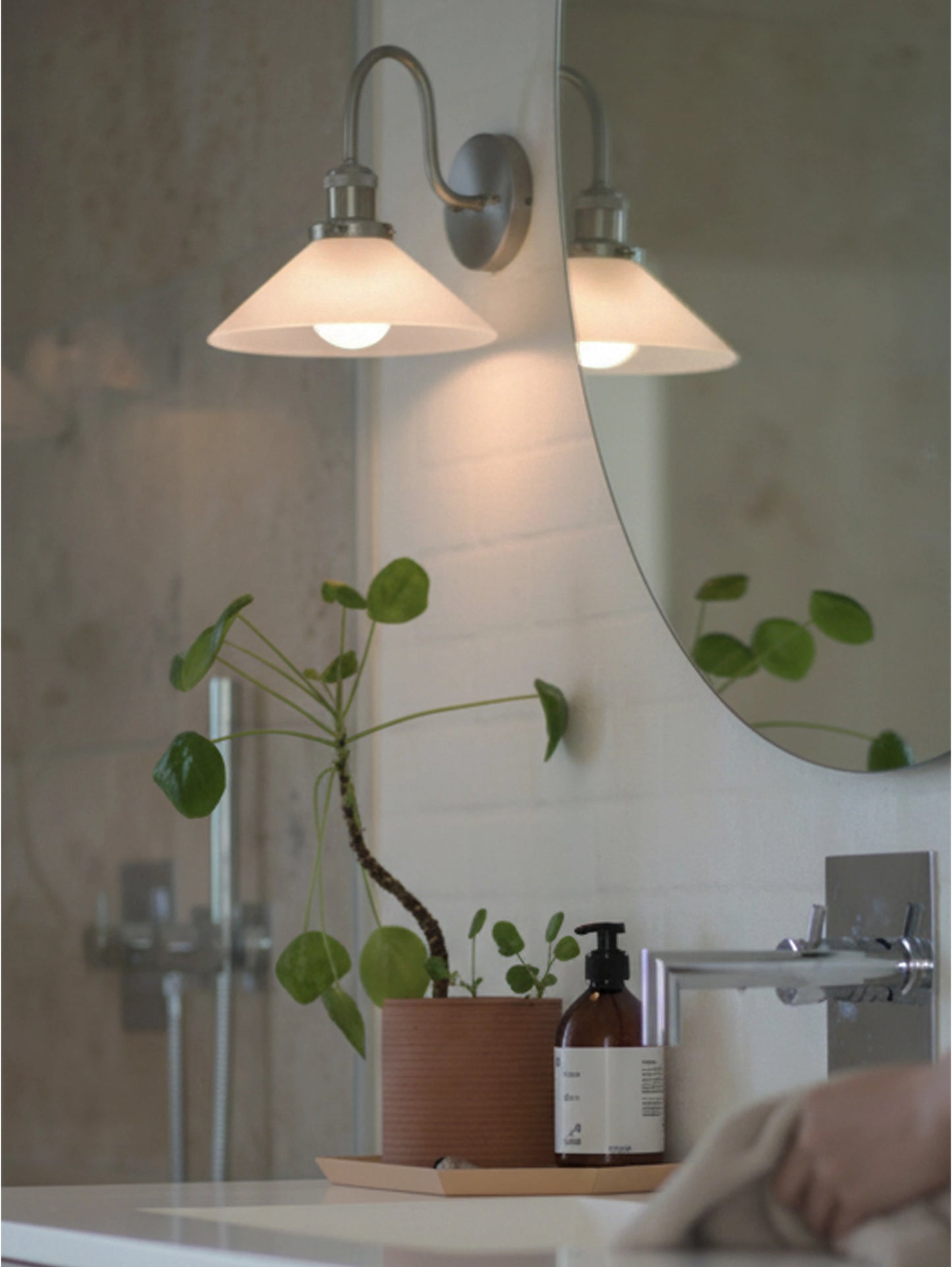 PR Home August Badezimmer Wandleuchte mit Glasschirm E27 IP23