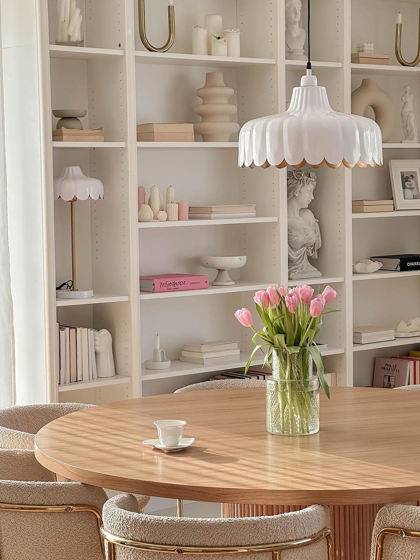 Elegante Tischlampe Wells Weiß 50 cm mit Metall und Gold-Innenfinish