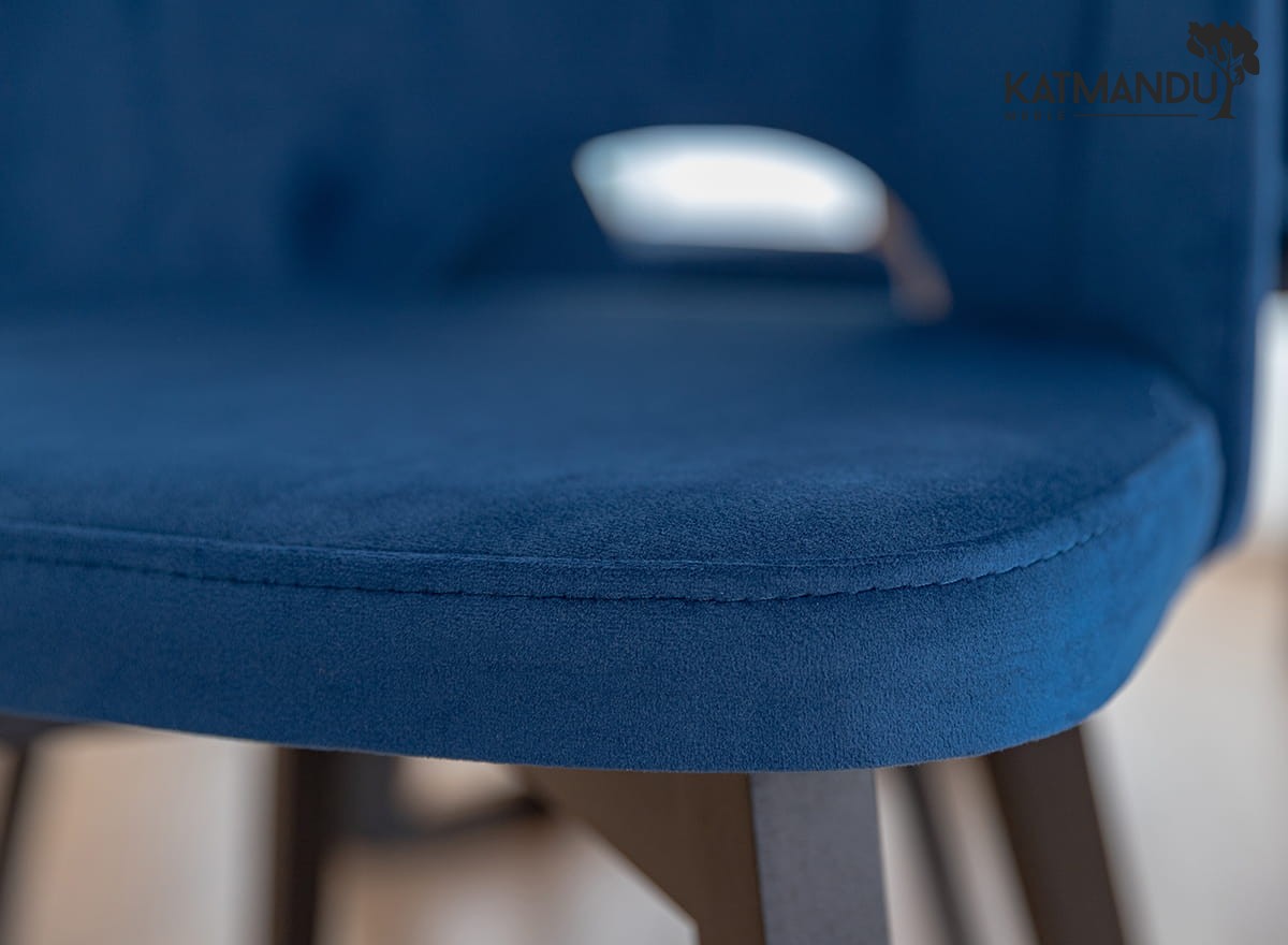 Eleganter gepolsterter Samtstuhl mit blauer Riviera 81 und schwarzen Buchenholzbeinen