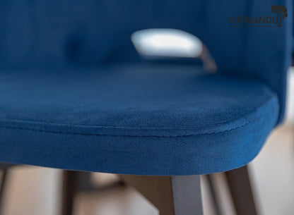 Eleganter gepolsterter Samtstuhl mit blauer Riviera 81 und schwarzen Buchenholzbeinen
