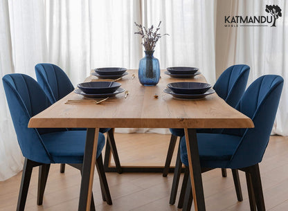 Eleganter gepolsterter Samtstuhl mit blauer Riviera 81 und schwarzen Buchenholzbeinen
