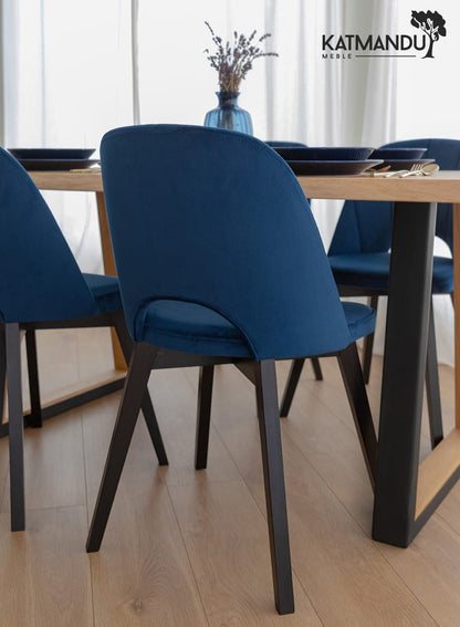 Eleganter gepolsterter Samtstuhl mit blauer Riviera 81 und schwarzen Buchenholzbeinen