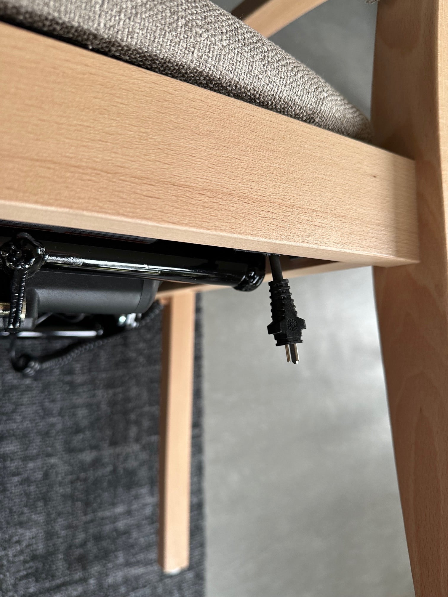 Seniorenstuhl Alexander Hochlehner mit Aufstehhilfe – Hochlehner Pflegestuhl mit Aufstehhilfe und Armlehnen - Bild 3