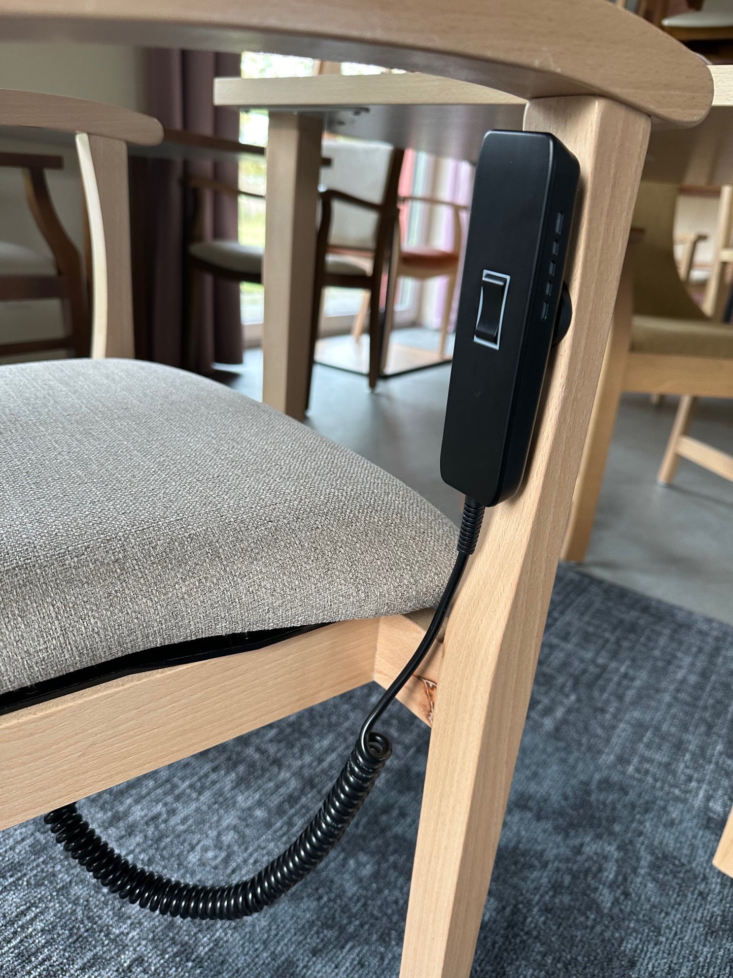 Seniorenstuhl Alexander Hochlehner mit Aufstehhilfe – Hochlehner Pflegestuhl mit Aufstehhilfe und Armlehnen - Bild 4