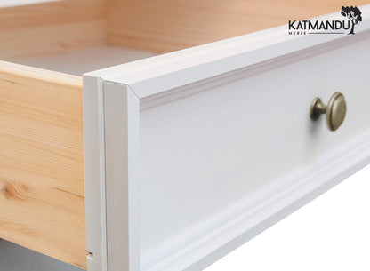Eleganter weißer Belluno Sofatisch aus finnischer Kiefer mit Walnussplatte