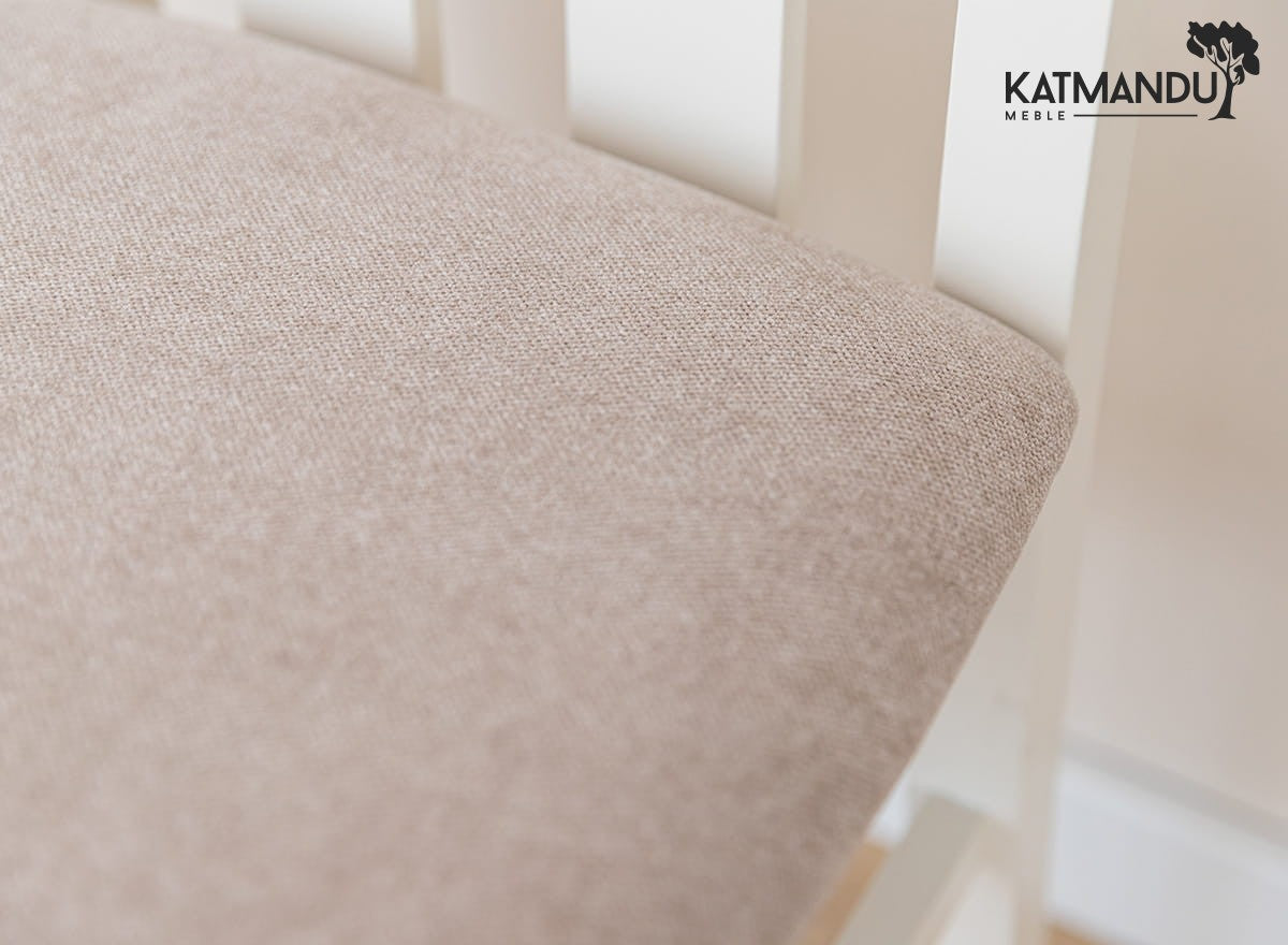 Elegantes Belluno 10 Stuhl mit weißem Materialsitz und ergonomischem Design