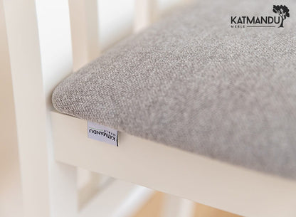 Elegantes Belluno 10 Stuhl mit weißem Materialsitz und ergonomischem Design