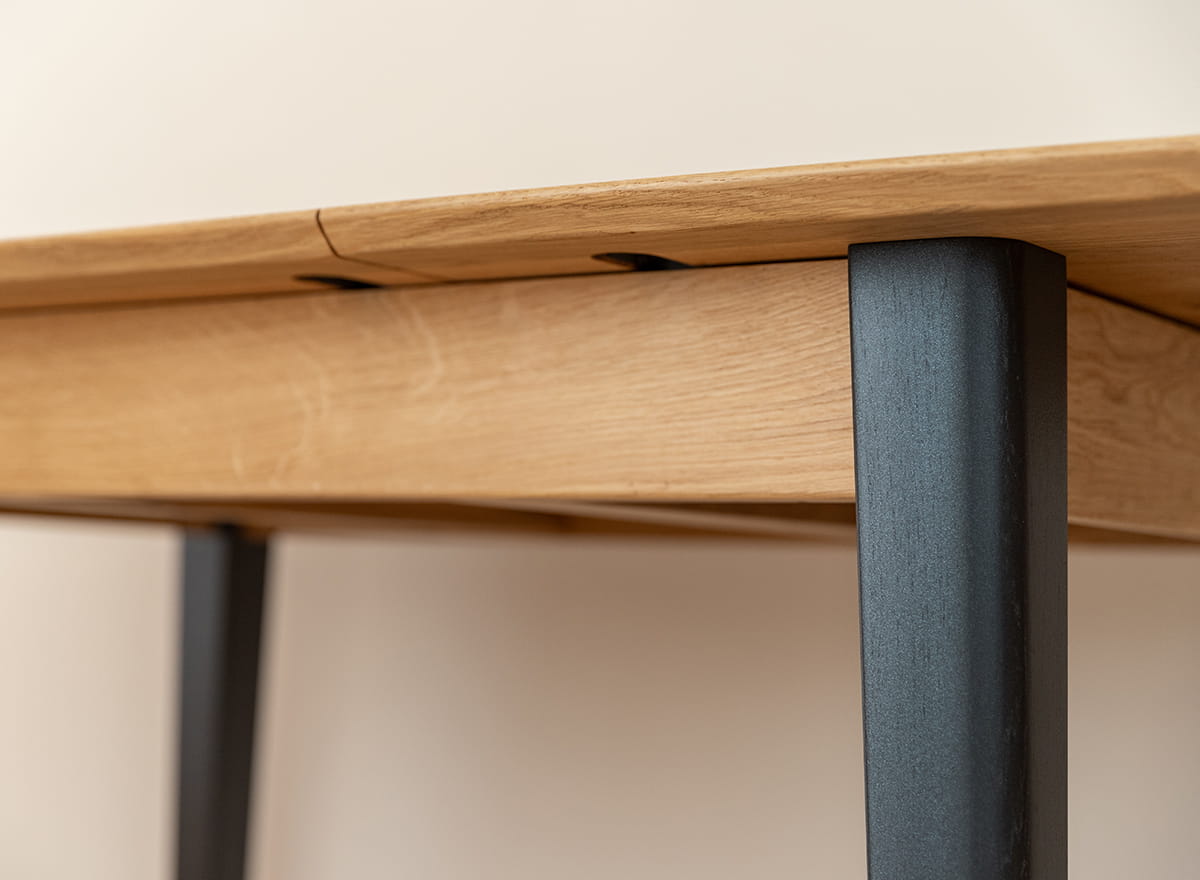 Orbetello Esstisch Eiche ausziehbar 120–165 cm - Massivholz & modernes Design mit schwarzen Tischbeinen