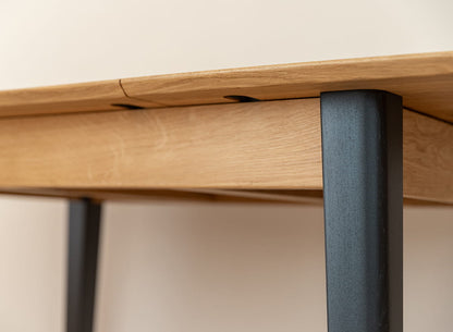 Orbetello Esstisch Eiche ausziehbar 120–165 cm - Massivholz & modernes Design mit schwarzen Tischbeinen