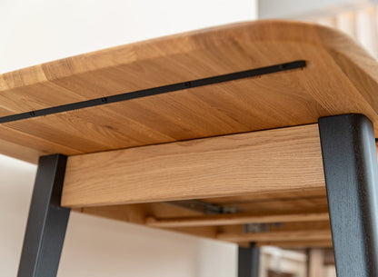 Orbetello Esstisch Eiche ausziehbar 120–165 cm - Massivholz & modernes Design mit schwarzen Tischbeinen